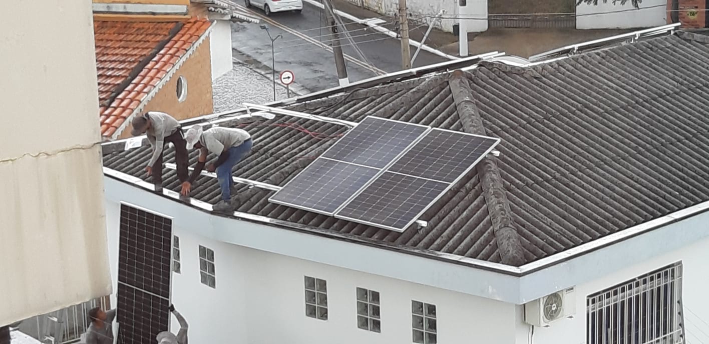 Inicio da instalação do painel solar